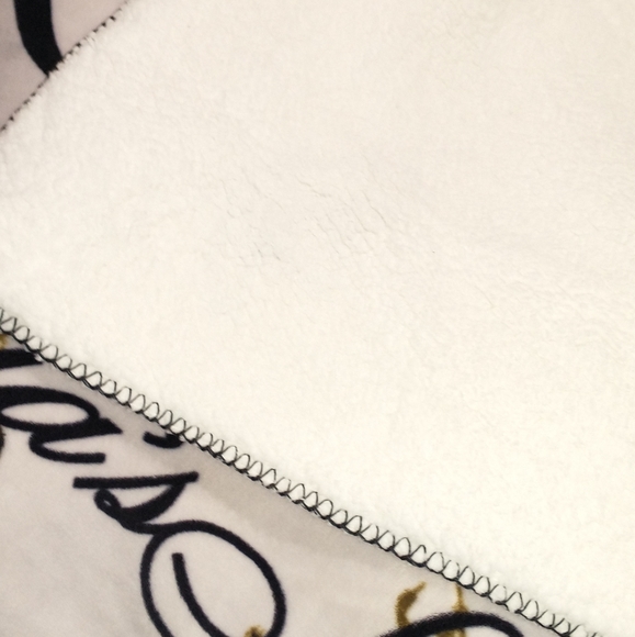 Victoria secret sherpa blanket - Picture 3 of 5